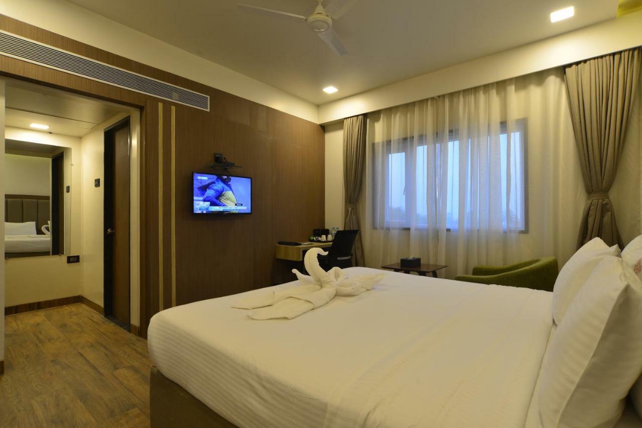 Hotel Jhankar Palace Dhule Экстерьер фото