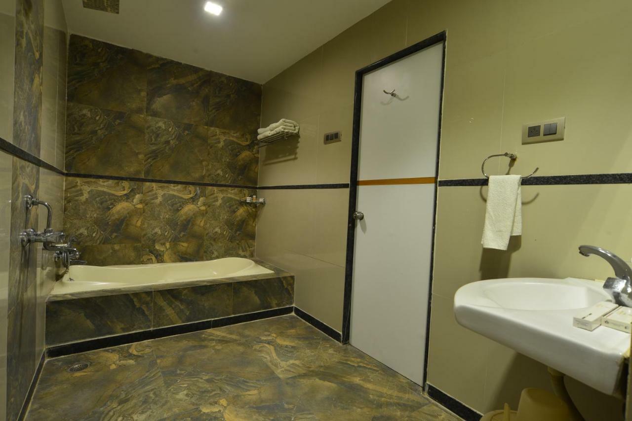 Hotel Jhankar Palace Dhule Экстерьер фото