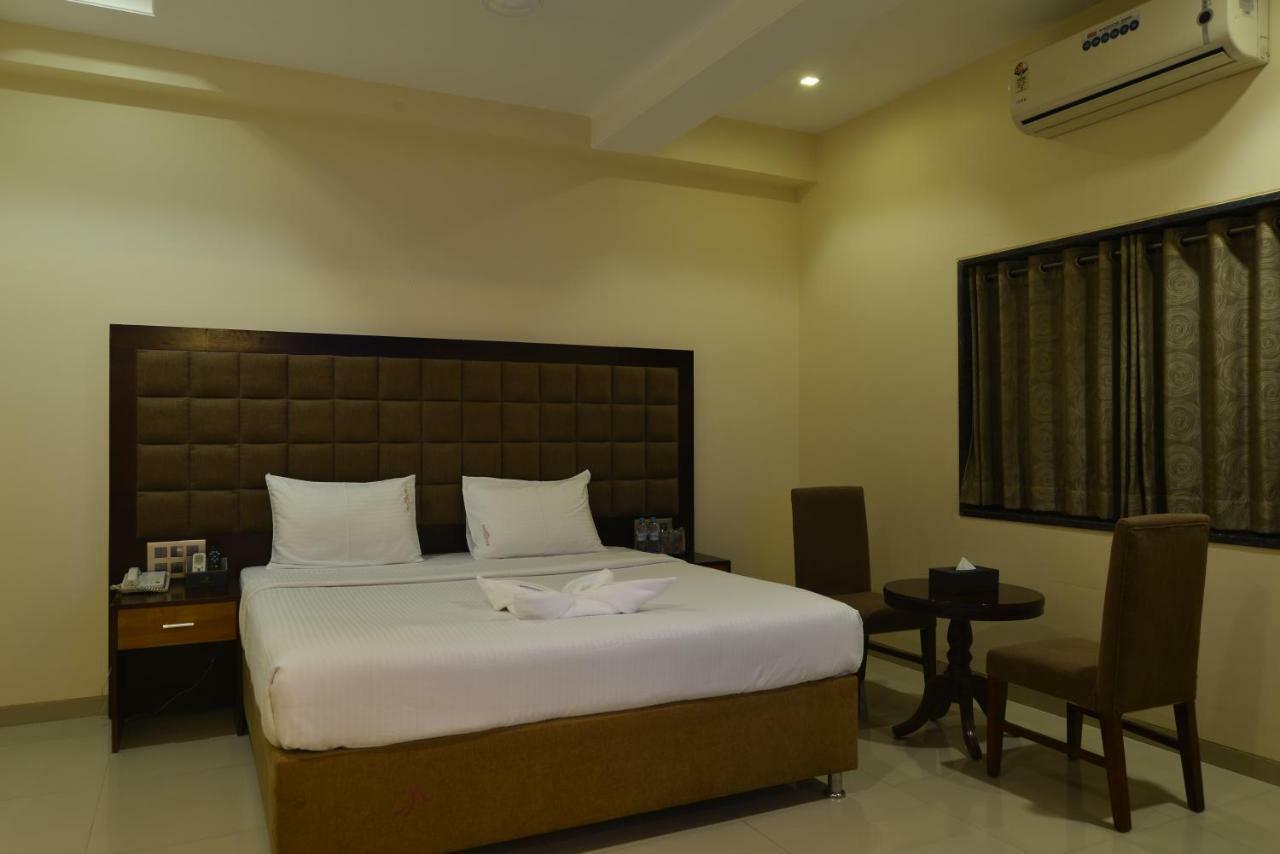 Hotel Jhankar Palace Dhule Экстерьер фото