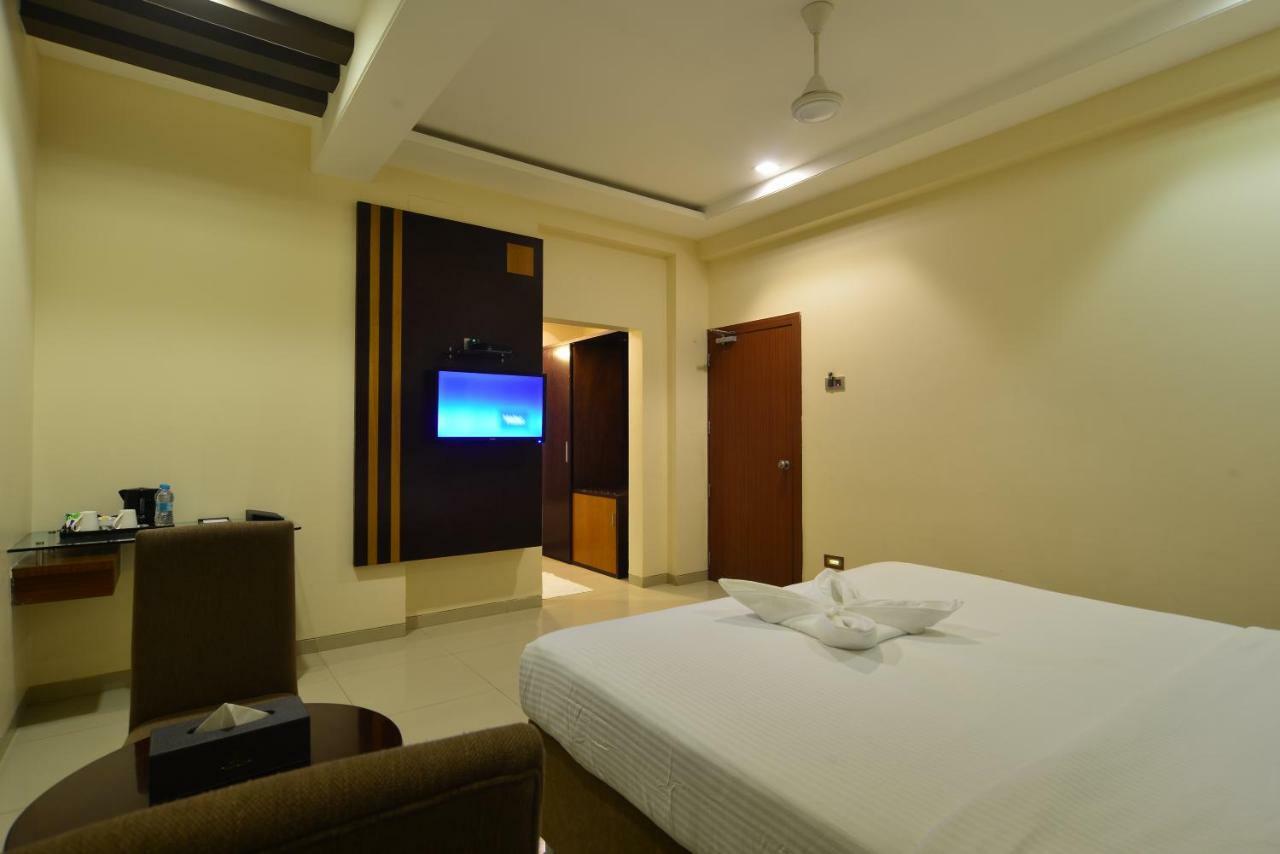 Hotel Jhankar Palace Dhule Экстерьер фото